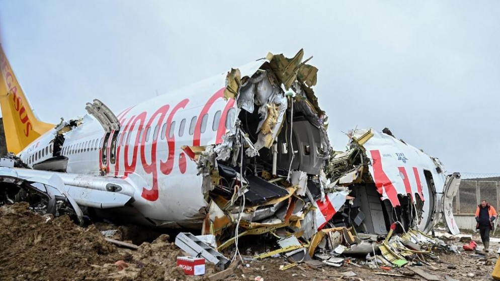 جزء من حطام طائرة Pegasus Airlines Boeing 737 التي انزلقت من المدرج عند الهبوط في مطار صبيحة في إسطنبول. 6 فبراير ، 2020. اوزان كوزي / أ ف ب