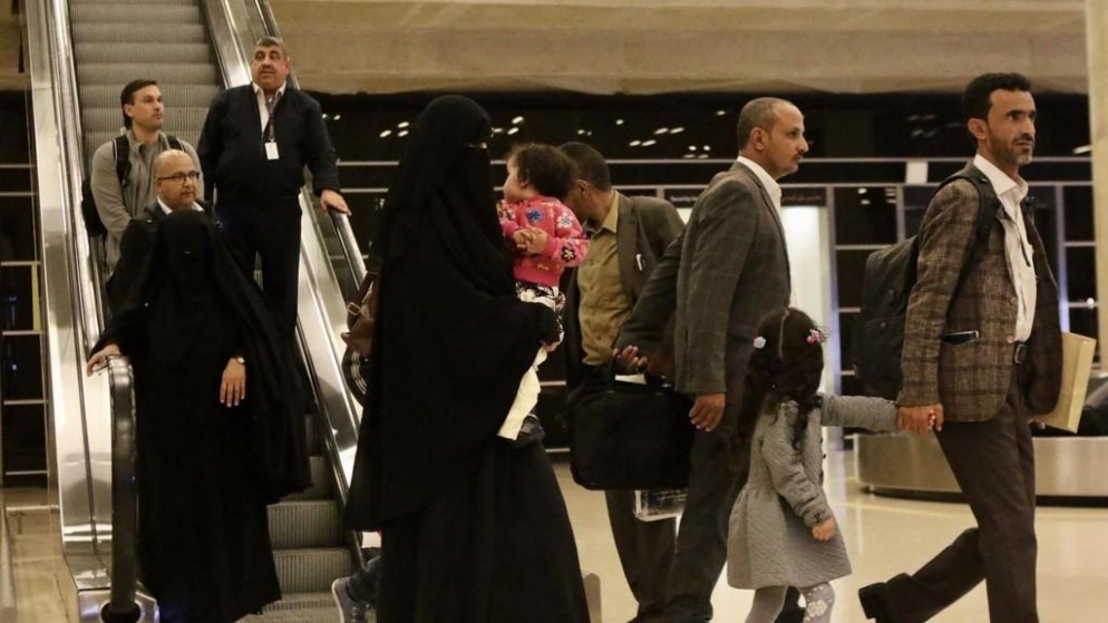 ركاب يمنيون بعد وصولهم إلى عمّان من مطار صنعاء عبر طائرة تابعة للأمم المتحدة، 3 شباط/فبراير 2020. (صلاح ملكاوي/ المملكة)
