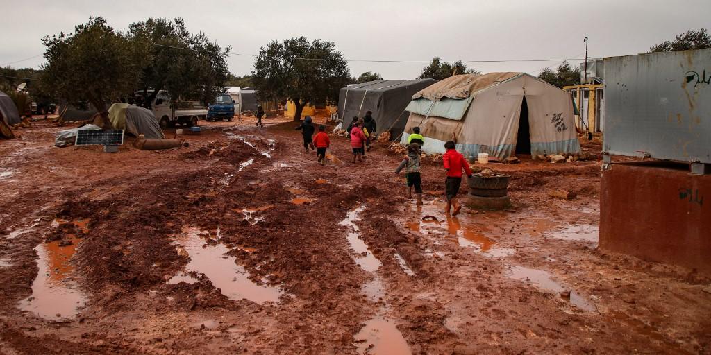 الأمم المتحدة: من بين أكثر من 800 ألف شخص نزحوا في شمال غرب سوريا منذ 1 كانون الأول/ديسمبر 2019 حتى 12 شباط/فبراير 2020، يقدر أن 60% هم أطفال. (أ ف ب)