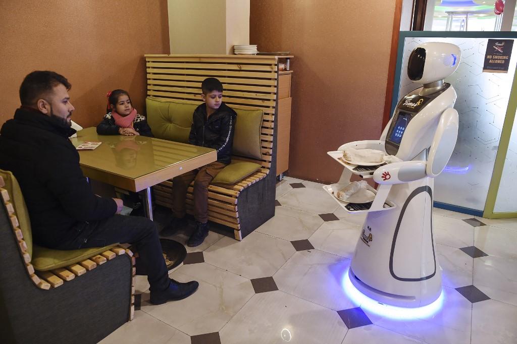 النادلة الروبوت Timea تقدم الطعام للعملاء في مطعم Times Fast Food في كابول في 13 فبراير 2020. وكيل كوثر / أ ف ب