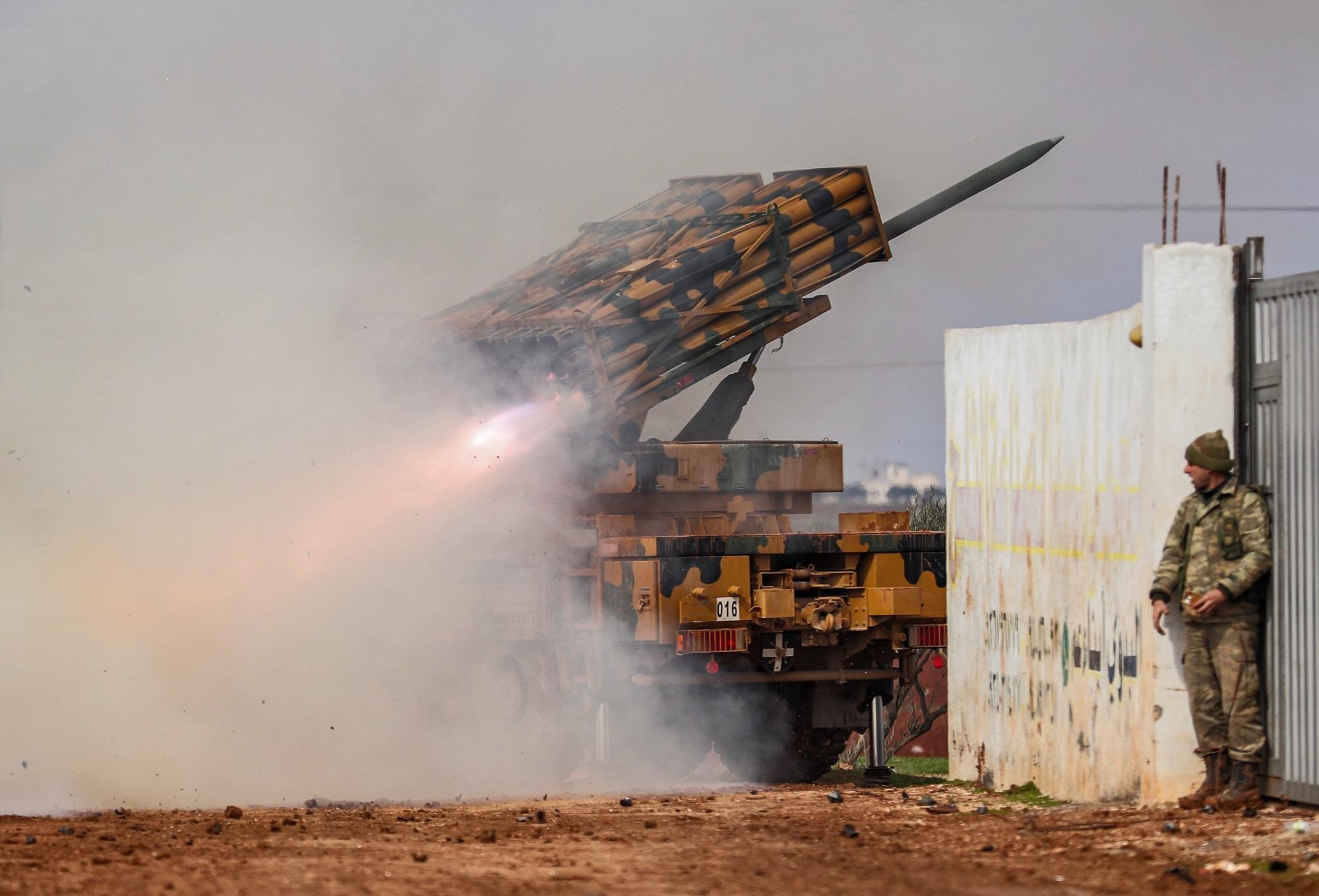 قوات تركيا تطلق صواريخ من إدلب باتجاه الجيش السوري في حلب. (أ ف ب)