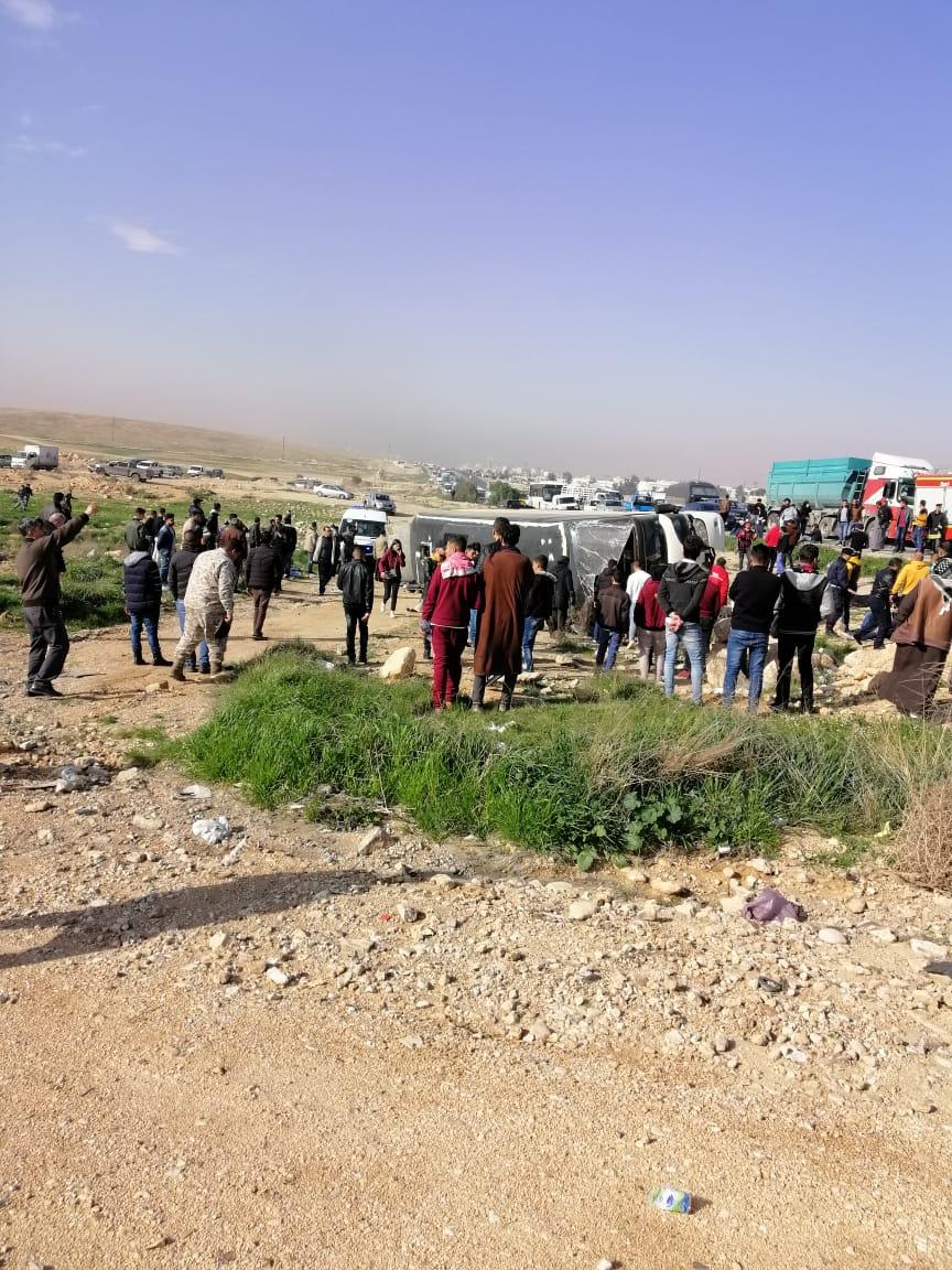 قالت مديرية الدفاع المدني إن كوادرها تتعامل مع حادث انقلاب حافلة تقل طلابا على طريق الزرقاء المفرق. (المملكة)