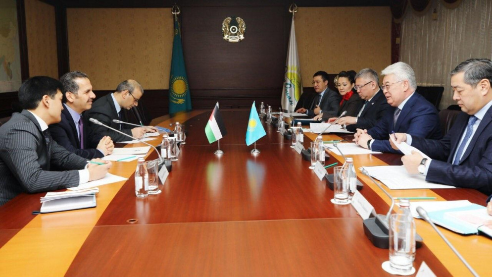 جانب من اجتماع سفير الأردن في كازاخستان يوسف عبدالغني مع وزير الصناعة وتطوير البنية التحتية الكزخي بيبوت أتامكولوف. (صفحة السفير على تويتر)