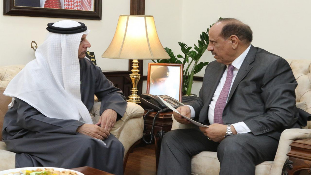 وزير الداخلية سلامة حمّاد يستقبل السفير الإماراتي في عمّان أحمد البلوشي في الوزارة. (وزارة الداخلية)
