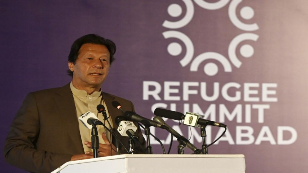 رئيس وزراء باكستان عمران خان يلقي خطابًا خلال قمة للاجئين في إسلام آباد بمناسبة مرور 40 عامًا على استضافة اللاجئين الأفغان. 17/02/2020. (عامر قريشي / أ ف ب)