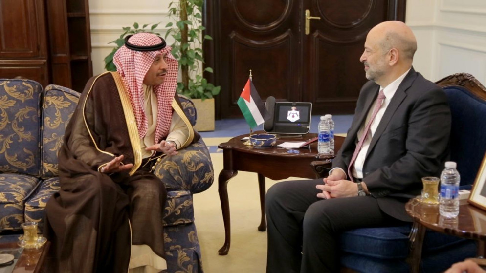 رئيس الوزراء عمر الرزاز خلال لقائه السفير السعودي المعيّن لدى الأردن نايف بن بندر السديري. (رئاسة الوزراء)