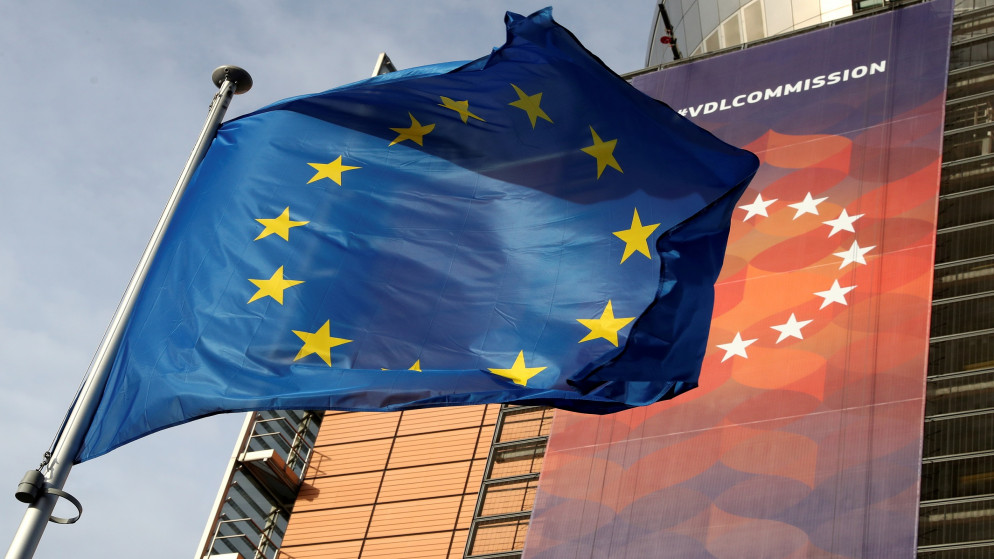 علم الاتحاد الأوروبي أمام مقر المفوضية الأوروبية في العاصمة البلجيكية بروكسل، 19 كانون الأول/ديسمبر 2019. (رويترز)