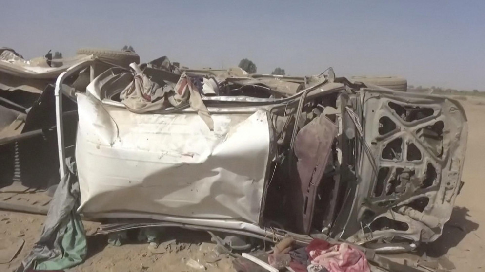 مركبة مدمرة بعد أن قصفت في اليمن. (رويترز)
