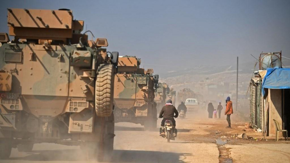 آليات عسكرية تركية متجهة من بلدة سرمدا السورية إلى معبر باب الهوى الحدودي مع تركيا، 17 شباط/فبراير 2020. (أ ف ب)
