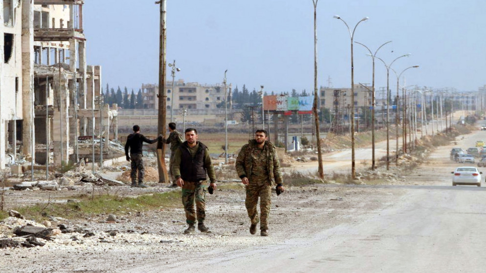 جنود الجيش السوري يسيرون على طول شارع في محافظة حلب.17 فبراير 2020. سانا