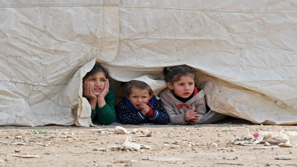 أطفال سوريون يجلسون داخل خيمة في مخيم مؤقت في حلب شمال سوريا. (رامي السيد/ أ ف ب)