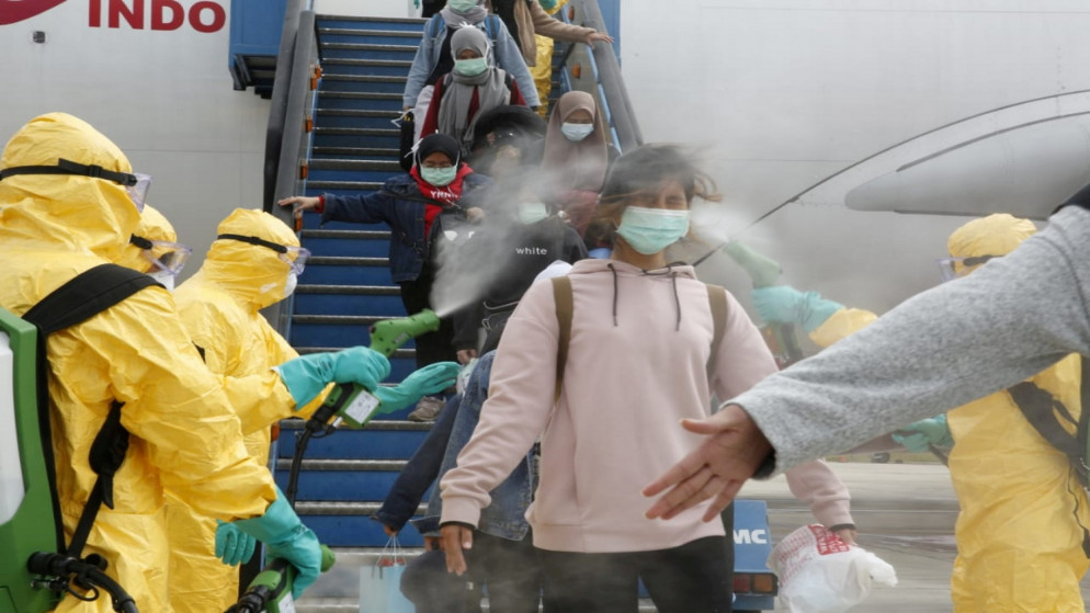 مسؤولون طبيون خلال التعامل مع مواطنين إندونيسيين تم إجلاؤهم من ووهان الصينية مركز وباء فيروس. رويترز