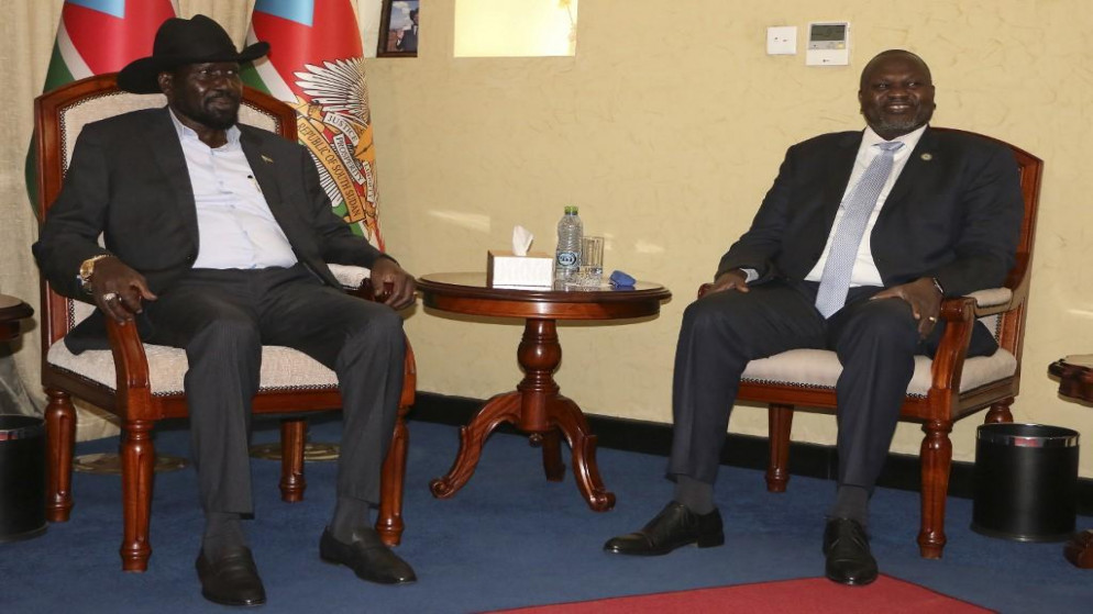 زعيم المتمردين في جنوب السودان رياك مشار (يمين)، والرئيس سالفا كير (يسار). (أ ف ب)
