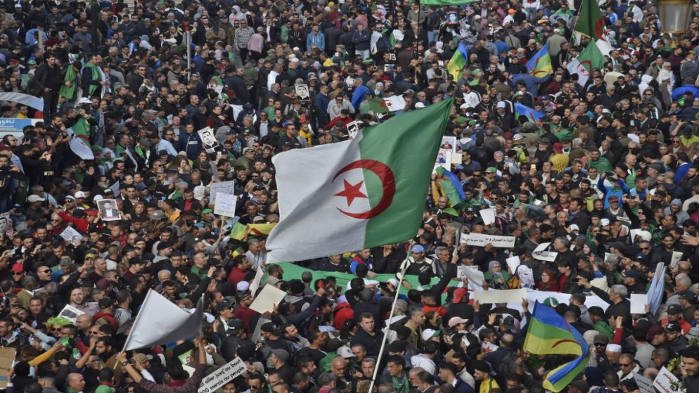 متظاهرون العاصمة الجزائرية في ذكرى مرور عام على الحراك الشعبي. (أ ف ب)