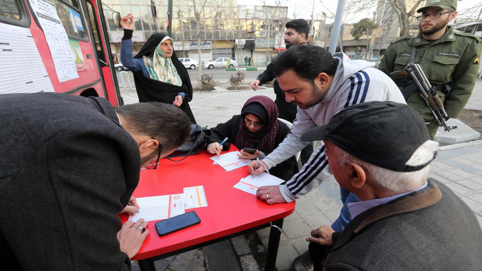 رجل إيراني يسجل للتصويت في مركز اقتراع متنقل في العاصمة طهران. 21 فبراير 2020. (أ ف ب)