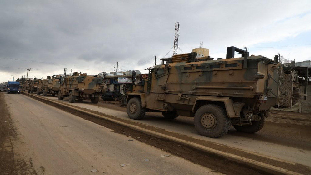 آليات عسكرية تركية في بلدة حزانو في ريف إدلب الجنوبي. (أ ف ب)