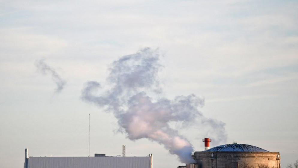 دخان متصاعد من محطة فاسنهايم النووية، شرق فرنسا، 22 شباط/فبراير 2020. (أ ف ب)