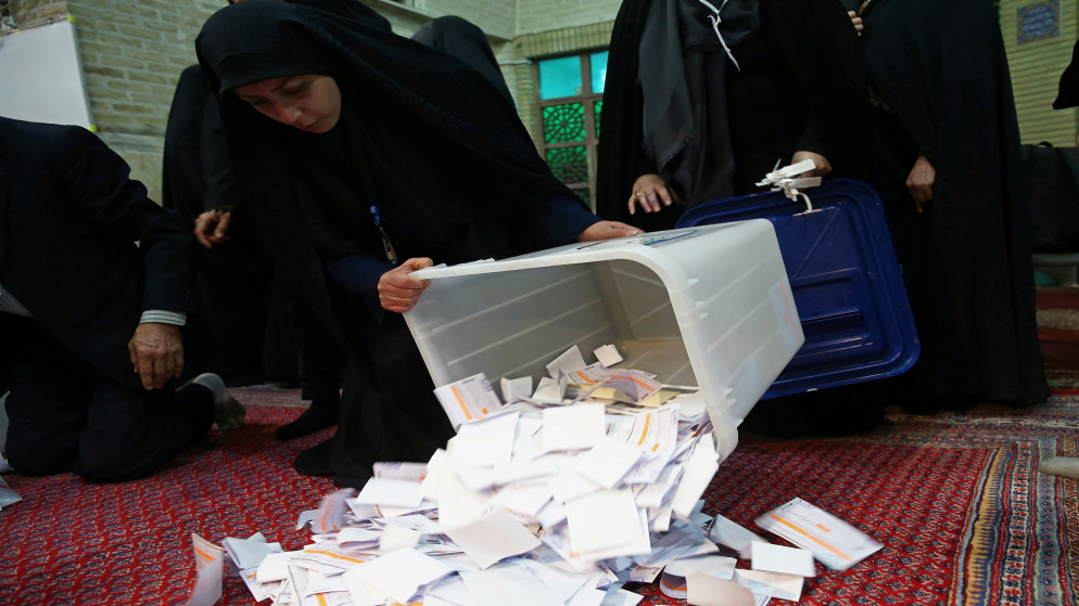 بدء عملية فرز الأصوات في إحدى دوائر العاصمة الإيرانية طهران. (رويترز)