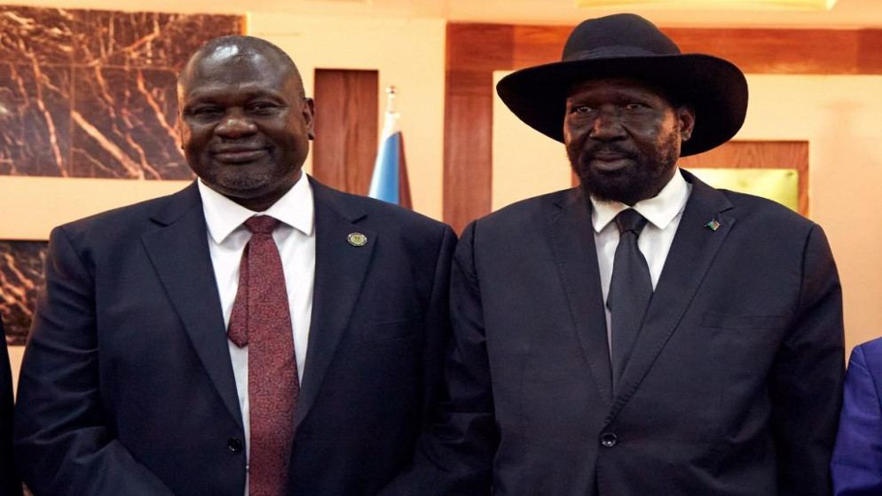 ريك مشار زعيم المتمردين السابق (يسار) بجانب رئيس جنوب السودان سلفا كير. (أ ف ب)