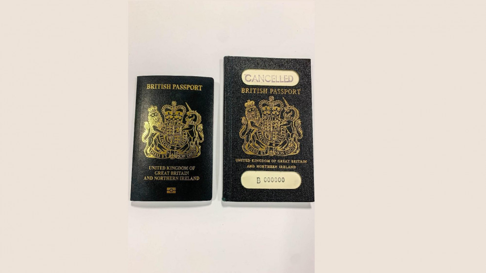 صورة من المكتب الصحفي في وزارة الداخلية البريطانية لأغلفة جواز السفر الأزرق الجديد (يسار) مع جواز السفر القديم للمملكة المتحدة. 21/02/2020. (أ ف ب)