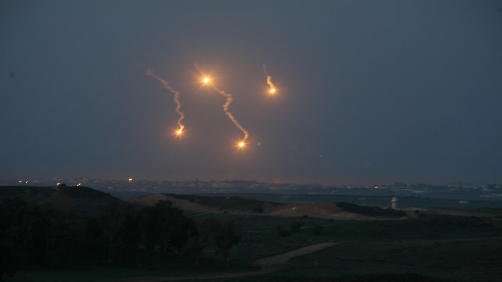 عدة صواريخ في سماء قطاع غزة. (shutterstock)