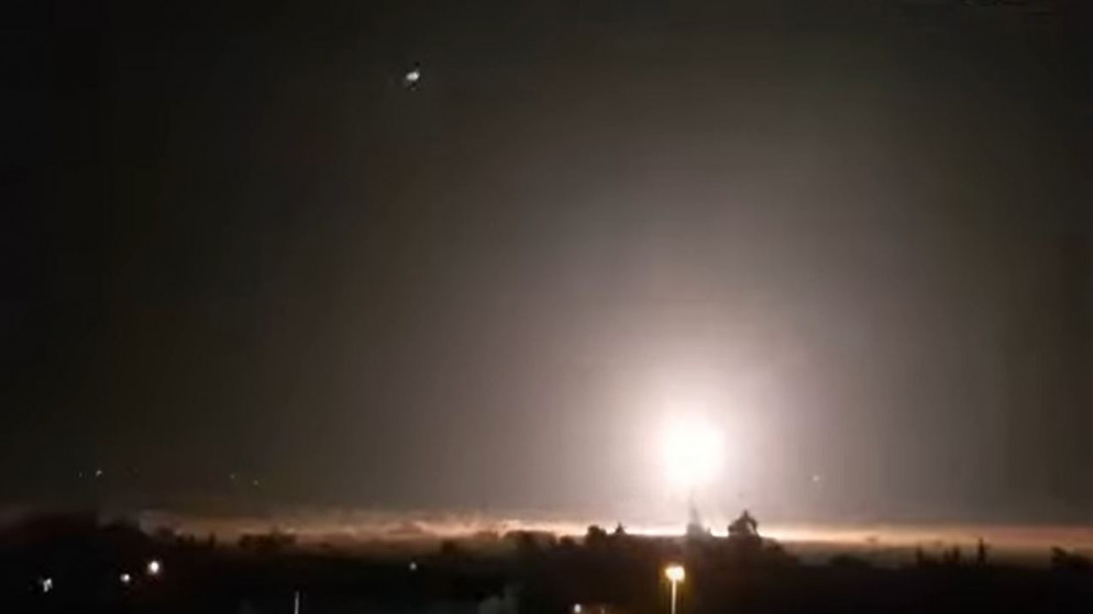لقطة من فيديو لوكالة الأنباء السورية تظهر "تصدي الدفاعات الجوية لأهداف معادية". (سانا)