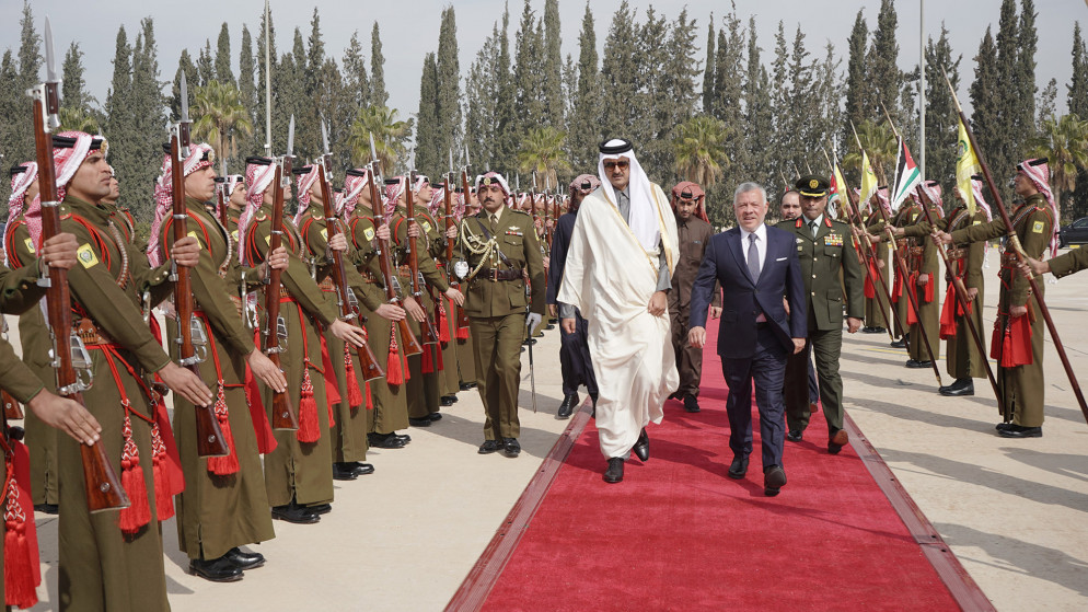 جلالة الملك عبدالله الثاني  في مقدمة مودعي سمو الشيخ تميم بن حمد آل ثاني، أمير دولة قطر. (الديوان الملكي الهاشمي)