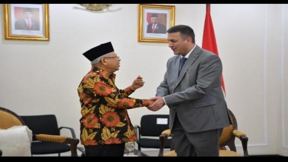 نائب الرئيس الإندونيسي يستقبل السفير الأردني عبدالله أبو رمان. (بترا)