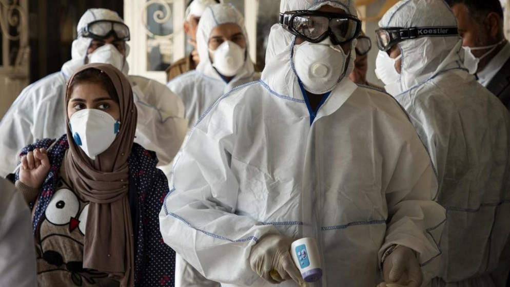 أعلنت السلطات الإيرانية وفاة 4 مصابين بفيروس كورونا، مما يرفع حصيلة الوفيات إلى 12 من أصل 61 حالة إصابة بالفيروس. (أ ف ب)