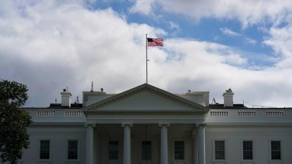 العلم الأميركي فوق البيت الأبيض في واشنطن. (أ ف ب)