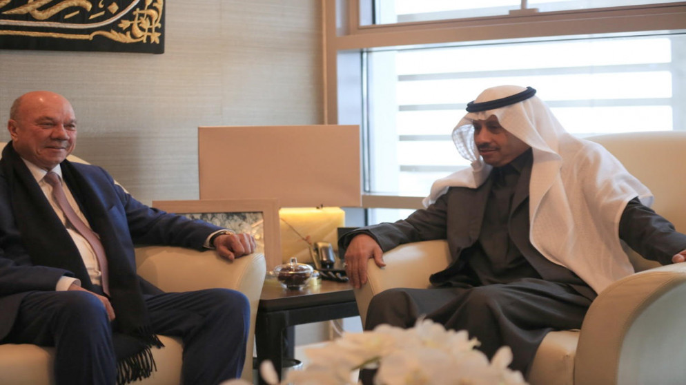 السفير السعودي لدى الأردن نايف بن بندر السديري (يمين)، ورئيس مجلس الأعيان فيصل الفايز (يسار). (بترا)