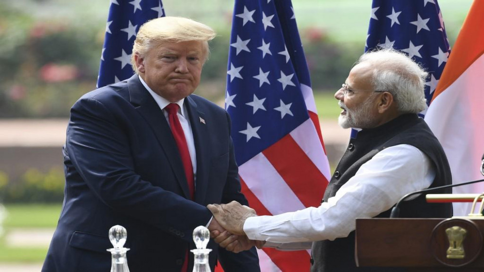 الرئيس الأميركي دونالد ترامب (يسار) يصافح رئيس الوزراء الهندي نارندرا مودي بعد مؤتمر صحفي مشترك في حيدر أباد هاوس في نيودلهي. 25/02/2020. (براكاش سينغ / أ ف ب)
