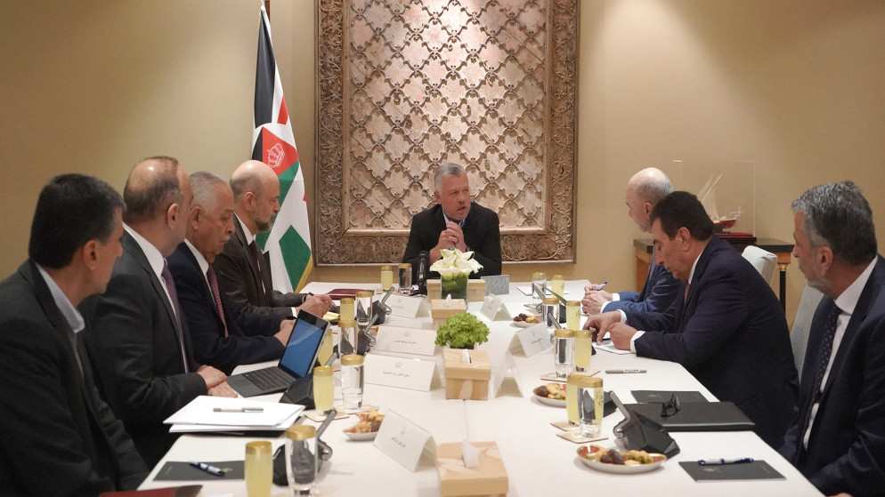الملك عبدالله الثاني يجتمع مع رؤساء السلطات في إطار اللقاءات الدورية لبحث قضايا الشأن المحلي والإقليمي. (الديوان الملكي الهاشمي)