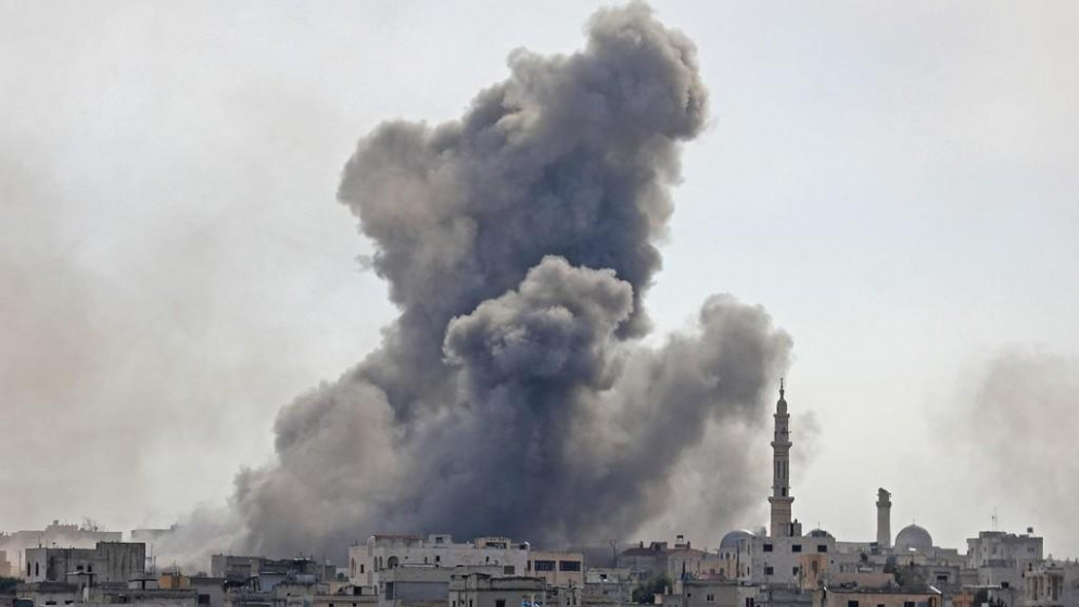تصاعد للدخان بعد غارات للجيش السوري بالقرب من محافظة إدلب. (أ ف ب)