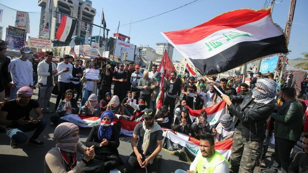 محتجون عراقيون في إحدى الساحات وسط بغداد. (أ ف ب)