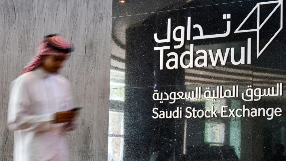 من أمام سوق المال السعودي (تداول). (أ ف ب)