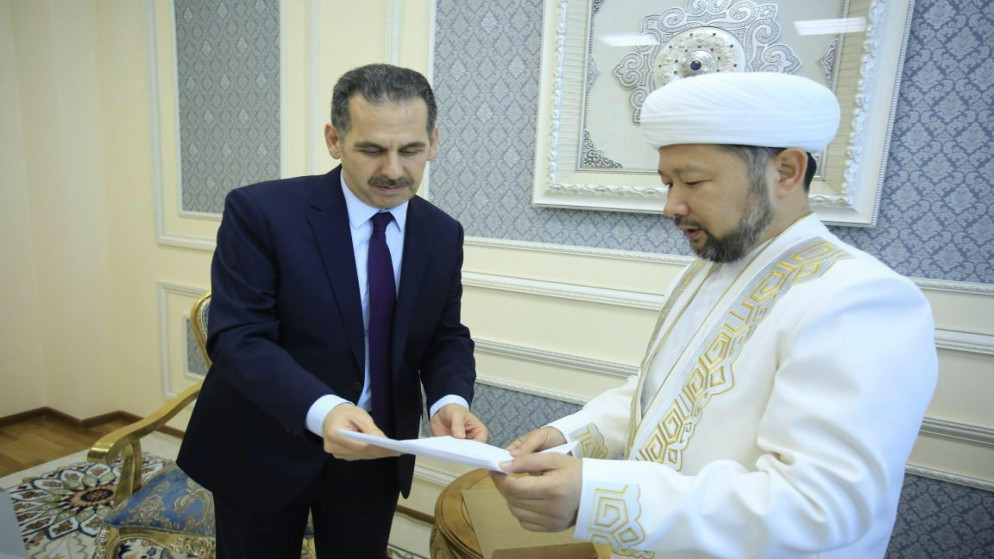 السفير الأردني في كازاخستان يوسف عبدالغني يسلم مدير الإدارة الدينية ومفتي كازاخستان أوتبينوف ناوريزباي تاغانولي دعوة لزيارة الأردن. (السفارة الأردنية في كازاخستان)