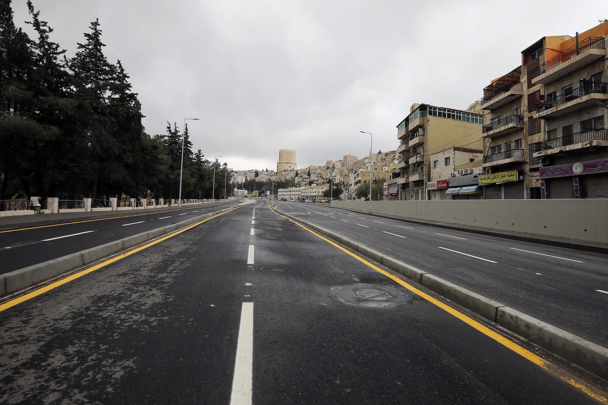 شارع يخلو من الحركة تماما في مدينة عمّان، في ظل سريان حظر التجول؛ للحد من انتشار فيروس كورونا المستجد، 21 آذار/مارس 2020. (محمد حامد/ رويترز)