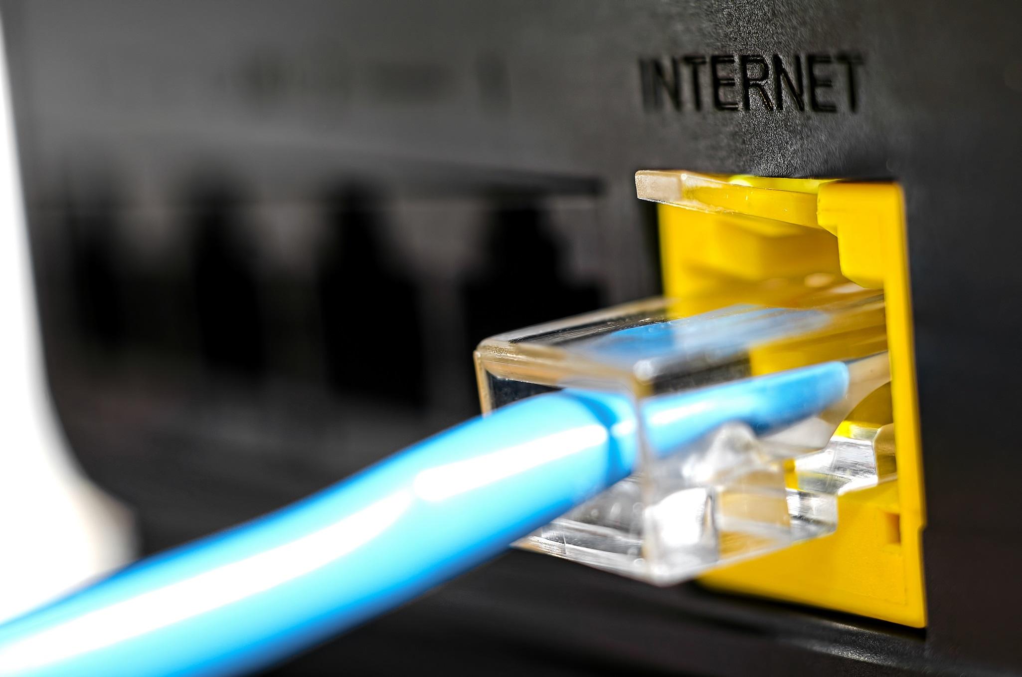هيئة تنظيم قطاع الاتصالات: الغاية من التقليل تجنب زيادة الضغط على شبكة الإنترنت خصوصاً في أوقات الذروة. (shutterstock)
