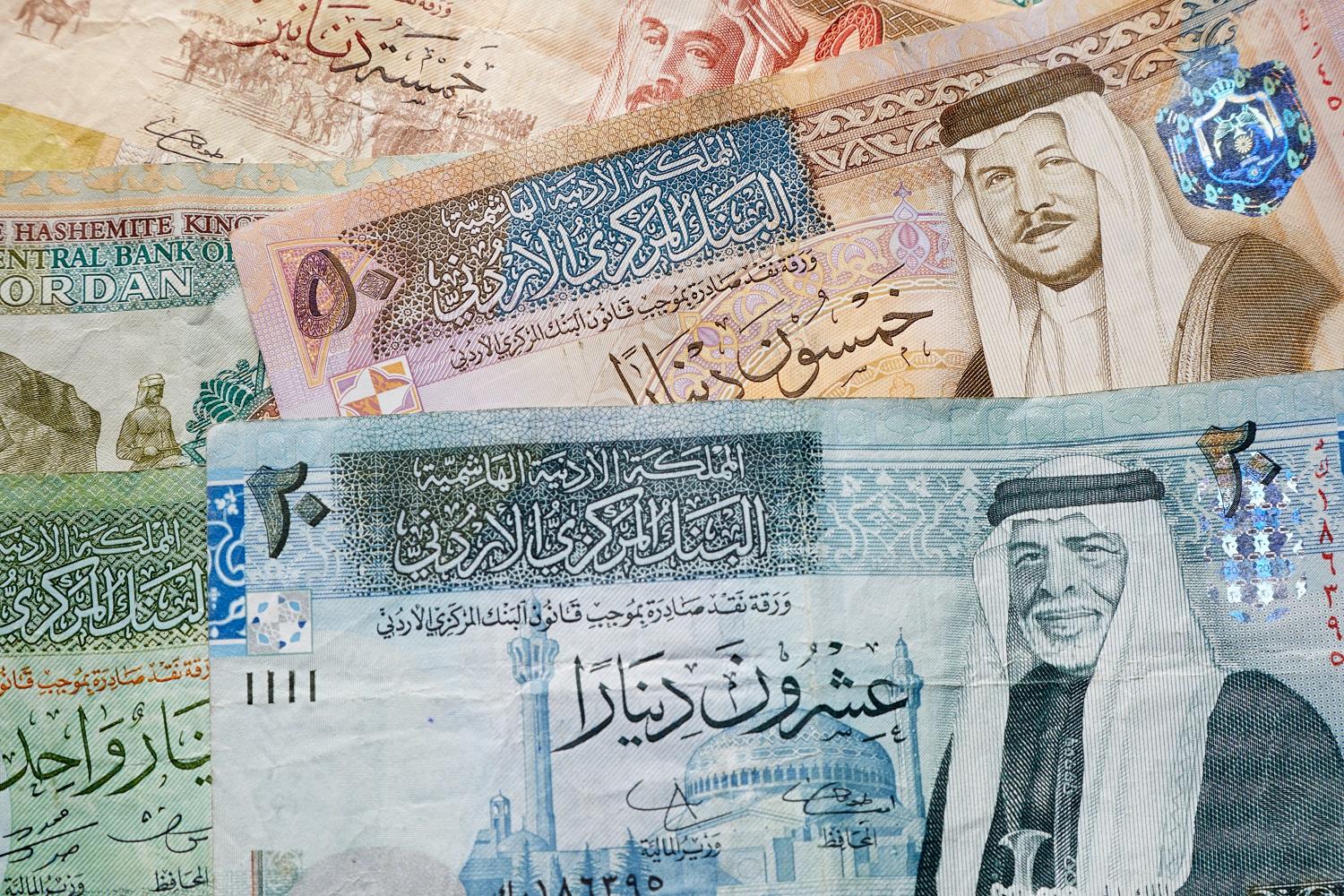  استقرار سعر صرف الدينار أمام الدولار الأميركي يبقي جاذبيته أعلى حتى أمام الدولار الأميركي محليا. (shutterstock)