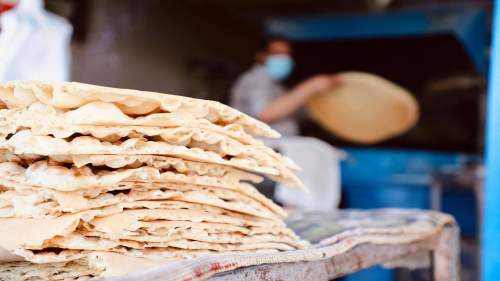 عمال في مخبز يحضرون الخبز لتوزيعه للمواطنين خلال فترة حظر التجول. 24 آذار/مارس 2020. (صلاح ملكاوي/ المملكة)