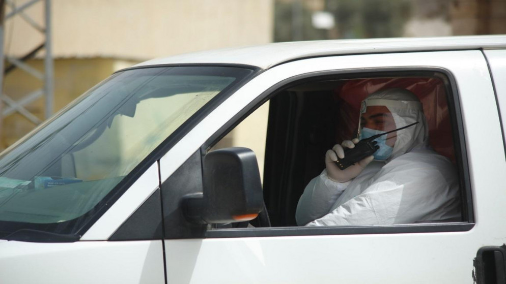 استمرار الإجراءات الأمنية لمواجهة فيروس كورونا على مداخل مدينة جنين في فلسطين المحتلة. 24/03/2020. (عدي دعيبس/ وفا )