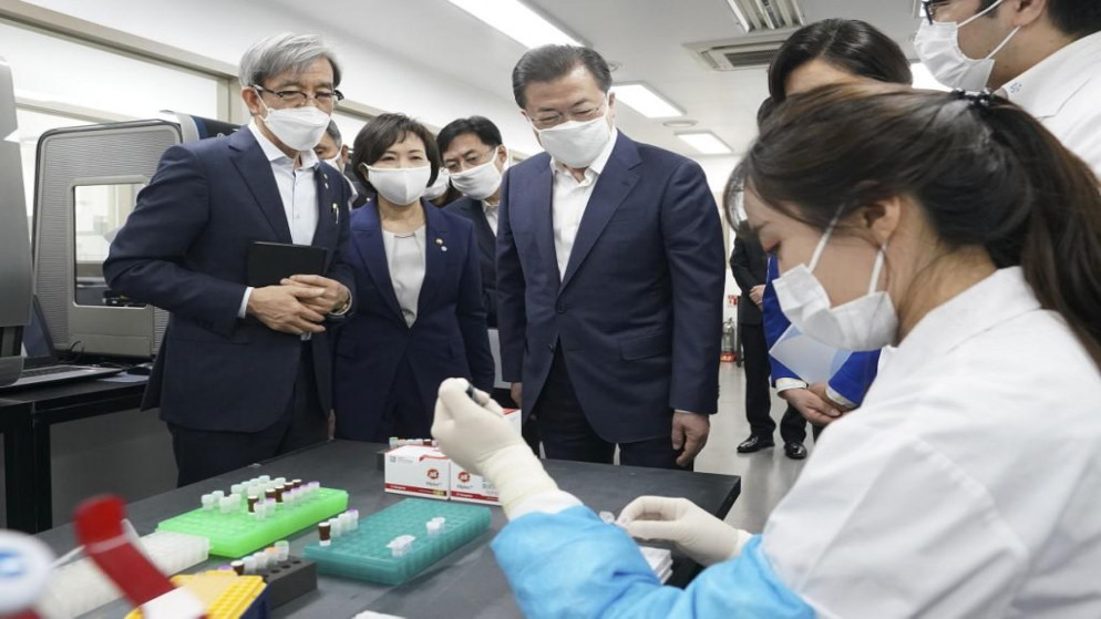  رئيس كوريا الجنوبية يزور منشأة أبحاث في سول.25 مارس 2020. (يونهاب / أ ف ب)
