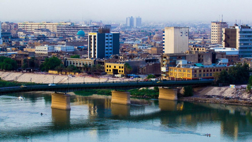  صورة جوية لمدينة بغداد ، وتظهر فيها المجمعات السكنية ونهر وجسر دجلة. والعديد من السيارات.(shutterstock)