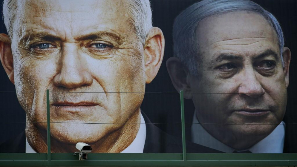 رئيس الوزراء الإسرائيلي بنيامن نتنياهو (يمين) وخصمه الجنرال السابق بيني غانتس. (أ ف ب)