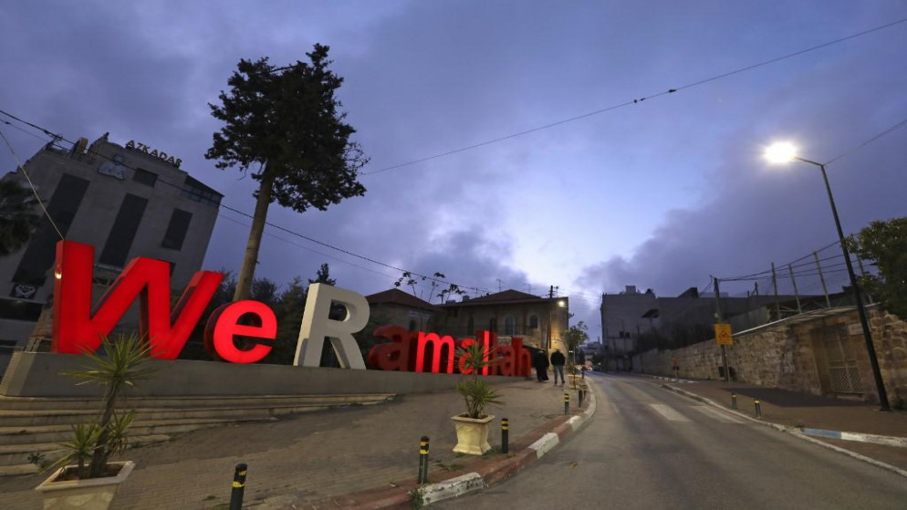 شارع فارغ في مدينة رام الله في الضفة الغربية المحتلة خلال حظر التجول لمدة أسبوعين لمكافحة جائحة فيروس كورونا 24 مارس 2020 (عباس مومني / أ ف ب)