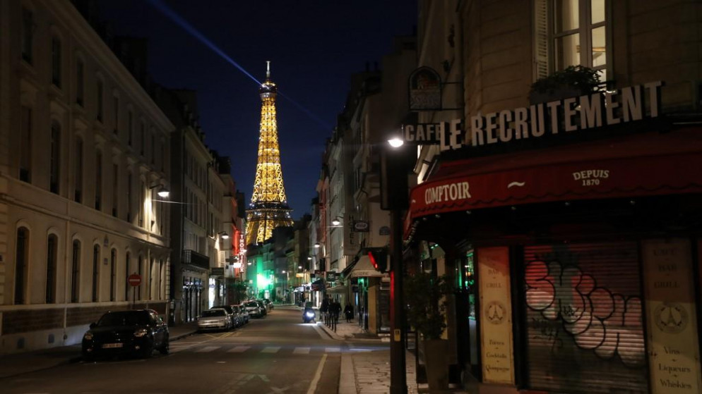 محال مغلقة في شارع في العاصمة الفرنسية باريس، 24 آذار/مارس 2020. (لودوفيك مارين/ أ ف ب)