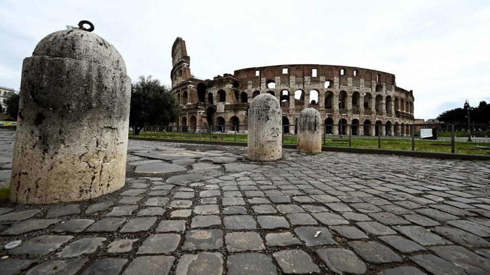 ساحة فارغة أمام المدرج الروماني (كولوزيوم) وقوس قسنطينة في العاصمة الإيطالية روما، 28 آذار/مارس 2020. (فيتشينزو بينتو/ أ ف ب)
