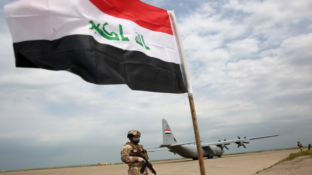 جندي عراقي يسير في قاعدة القيارة الجوية في نينوى. 26/03/2020. (أحمد الربيعي / أ ف ب)