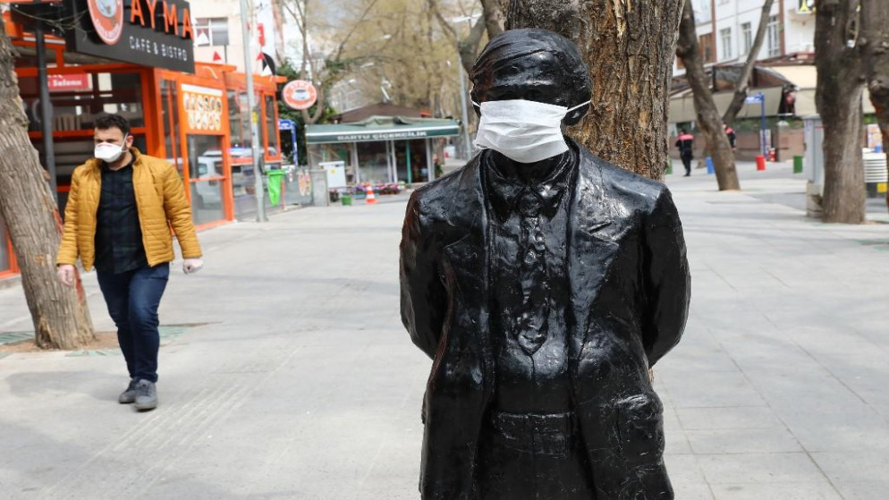 شخص يرتدي قناع وجه في أنقرة في 1 أبريل 2020 ، (آدم التان / أ ف ب)